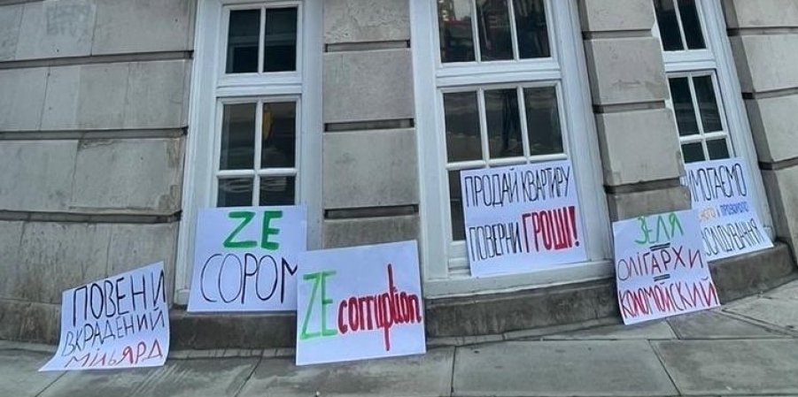 "Продай квартиру - верни деньги": Украинские активисты в Лондоне пикетировали квартиру Зеленского на Бейкер-стрит. ВИДЕО