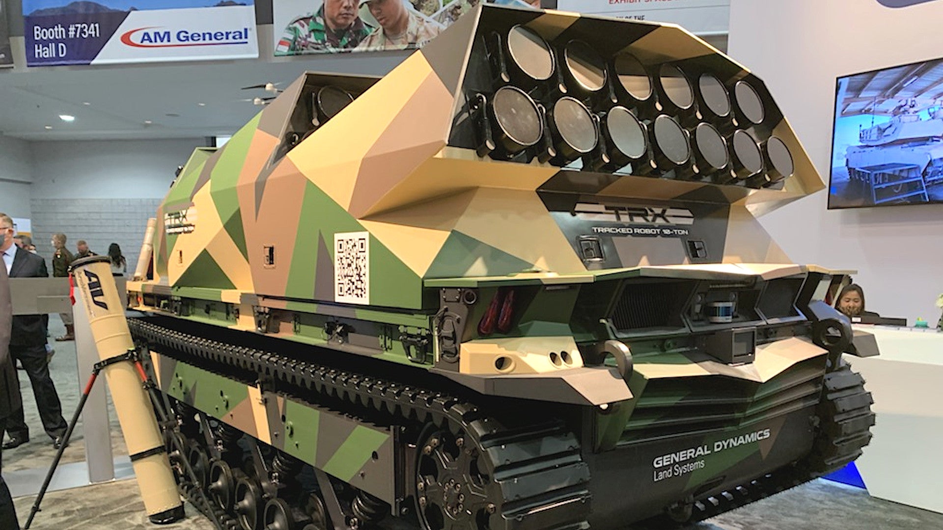 Американцы показали макет гусеничного робота, который несет полсотни дронов-камикадзе