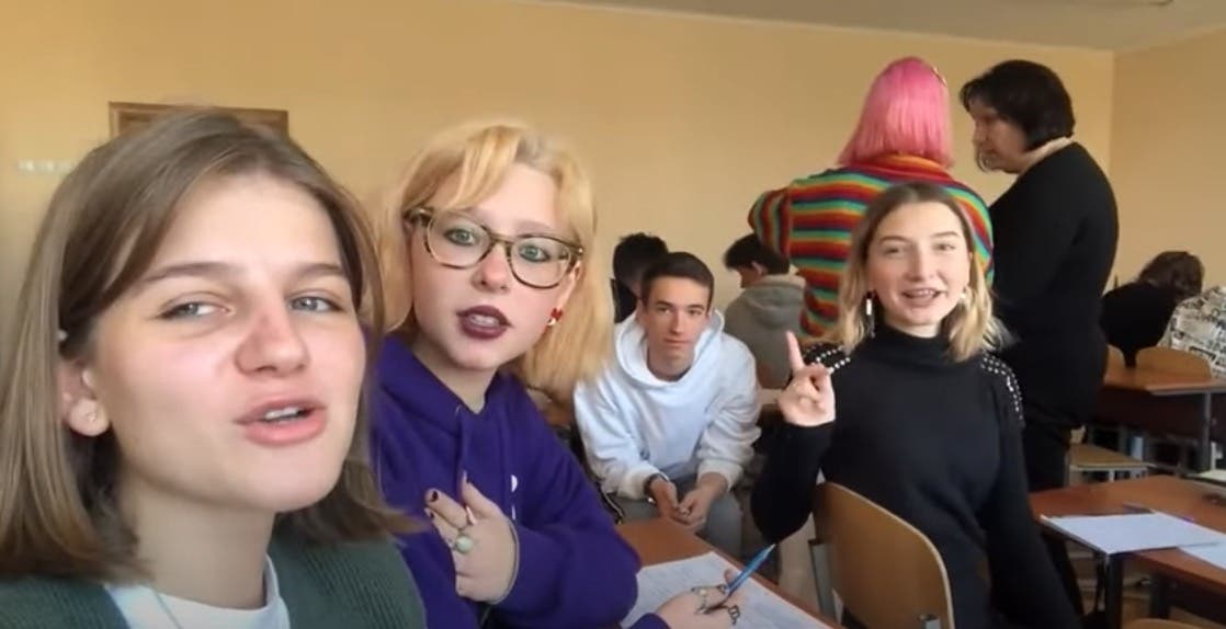 Флешмоб «Батько наш Бандера»: Львовские школьницы опровергли фейк росСМИ