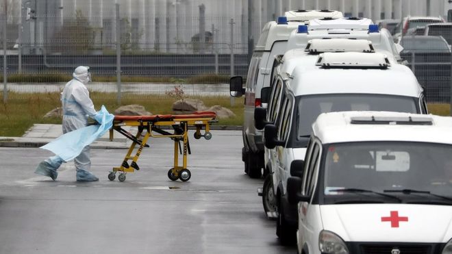 Цены на гробы сильно растут: почему в России так свирепствует коронавирус