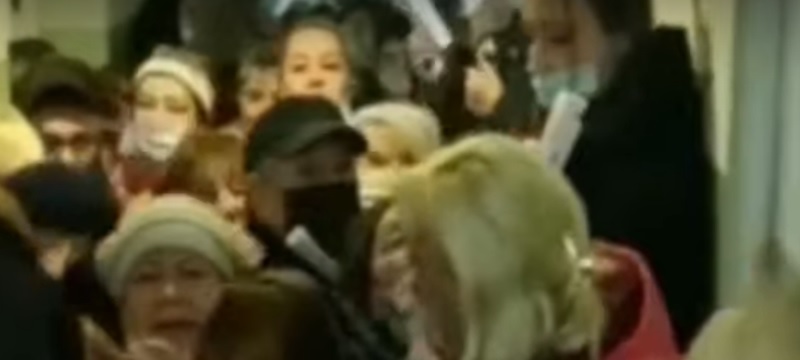 В очередях – ад и хаос: видео дикой давки в очереди на вакцинацию в Мариуполе