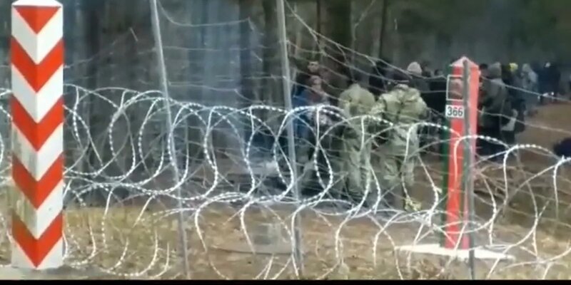 Со стороны Беларуси нелегалы атаковали польских пограничников - бросают камни и ломают забор  (Видео)