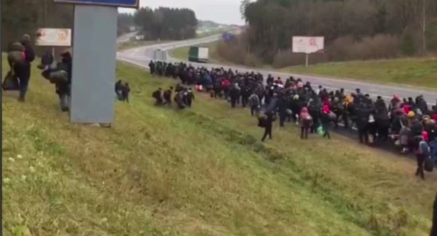 ⚡«Началась крупнейшая попытка силового вторжения в Польшу»: Сотни беженцев движутся к границе Беларуси с Польшей (Видео)