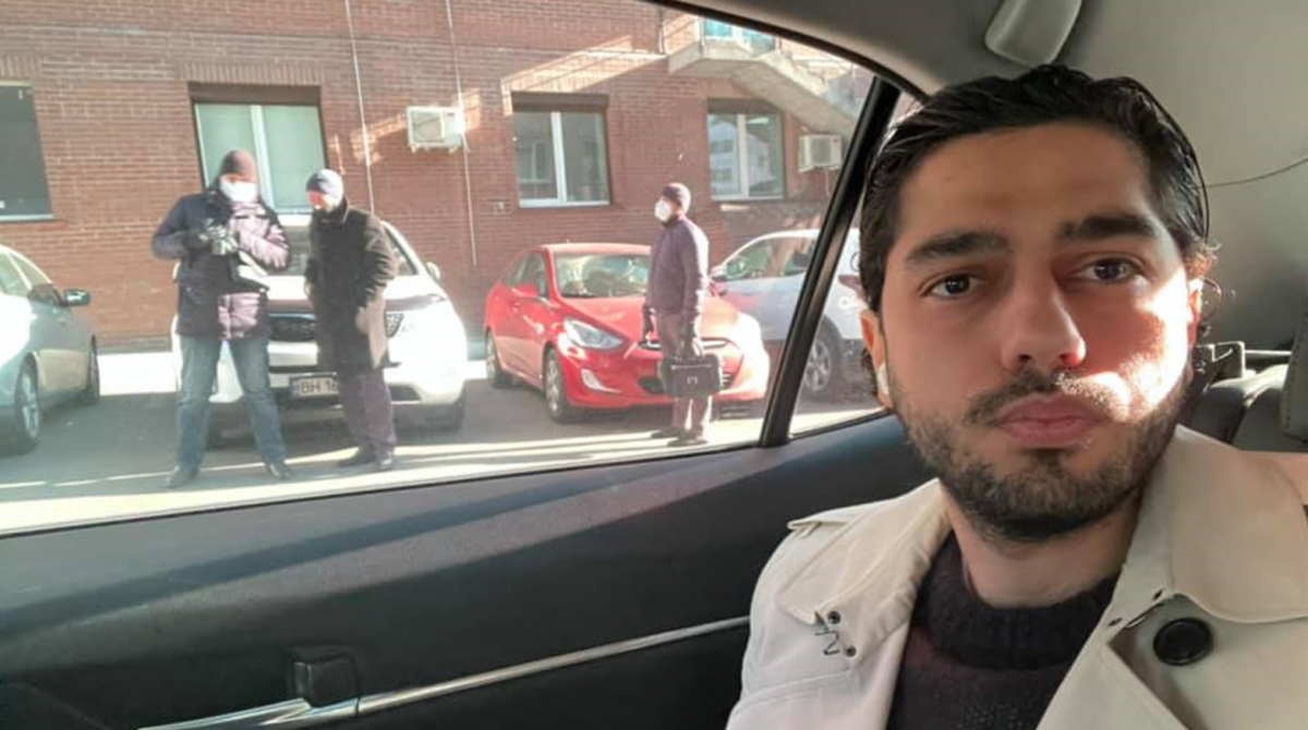 Лерос заявил, что ему вручают подозрение: нардеп закрылся в машине и показал фото