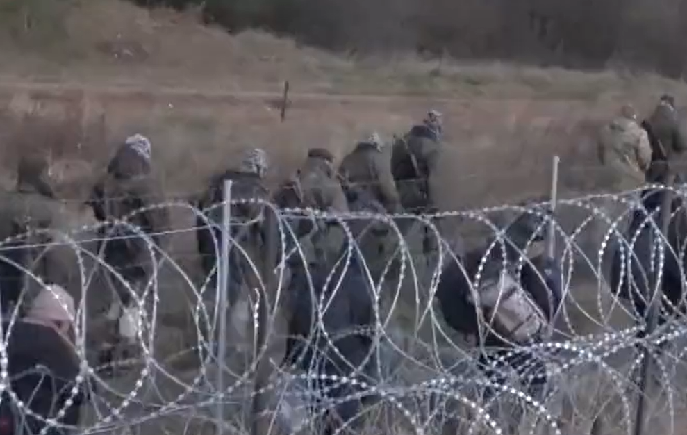 Между "колючкой" и автоматчиками: как мигрантов гонят вдоль границы, видео