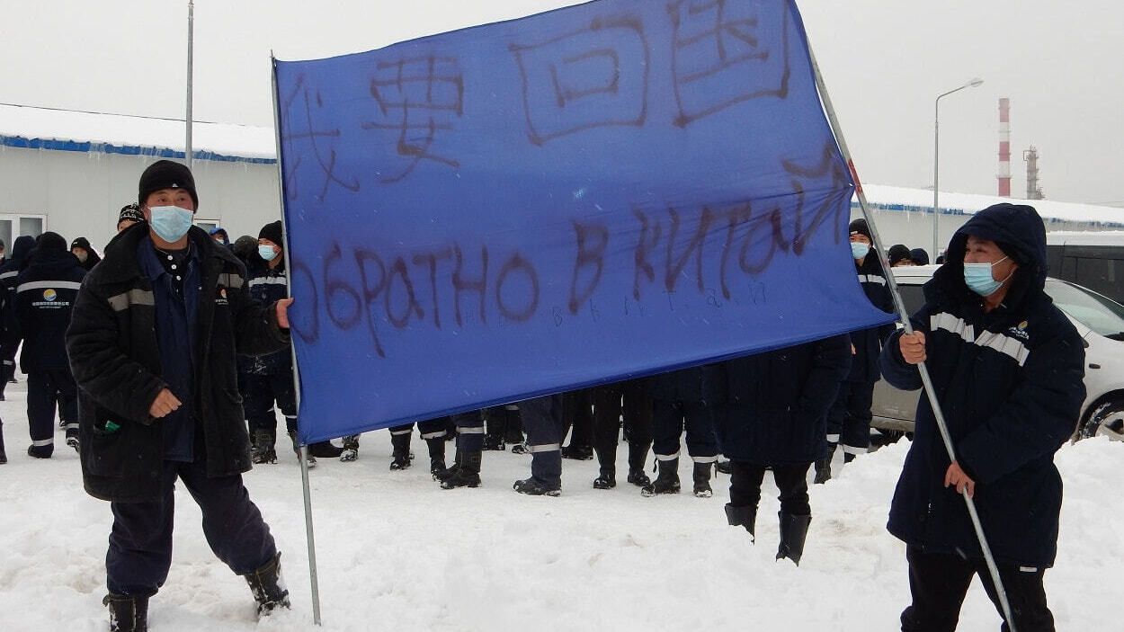 В Комсомольске-на-Амуре китайские рабочие устроили 12 ноября погром в офисе завода холдинга “Роснефть” из-за невыплаты зарплат (Видео)