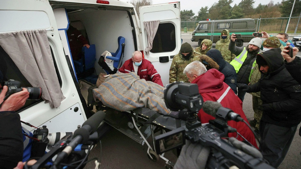 В лагере беженцев в Беларуси произошла вспышка COVID: в больницу попала сотня людей