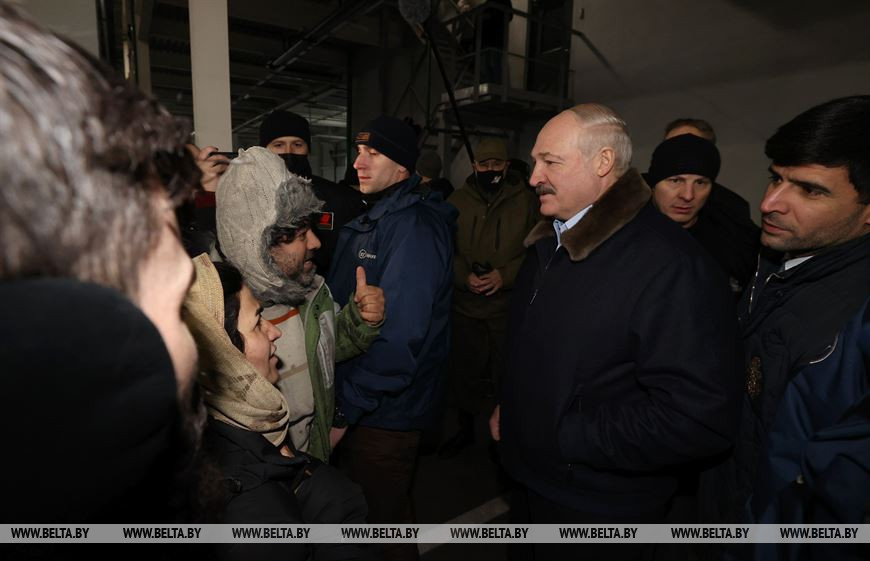 Лукашенко в лагере мигрантов: Не будем отправлять на родину, если вы этого не хотите (Видео)