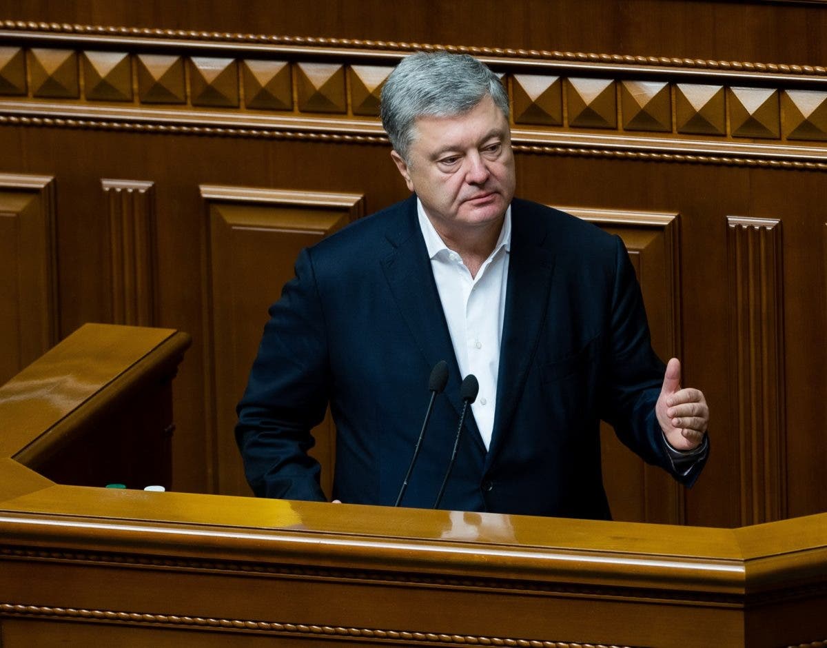 Порошенко сбежал от следователей, которые хотели вручить ему повестку (Видео)