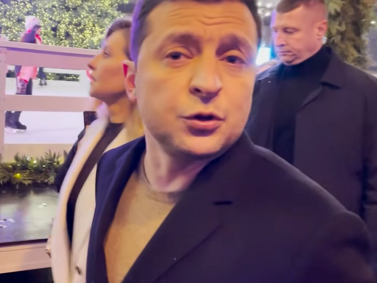 "Почему вы меня толкаете?" Охрана Зеленского мешала журналисту Ткачу задать вопрос президенту. Видео