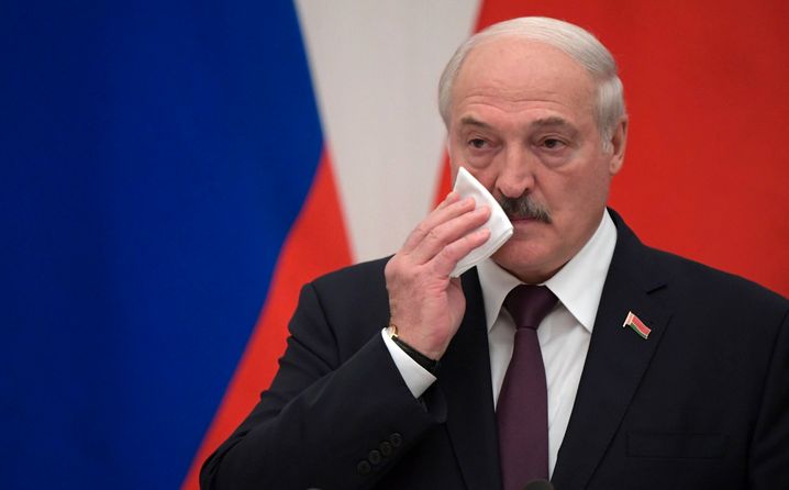 Образ больного и немощного Назарбаева будет преследовать Лукашенко