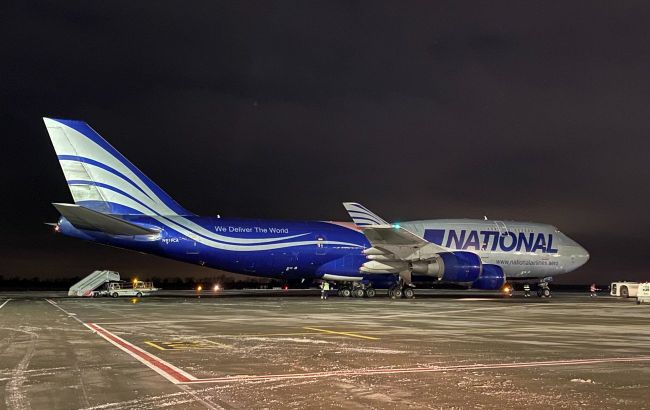 В Украину прибыла военная помощь из США: на борту самолета 90 тонн летального оружия