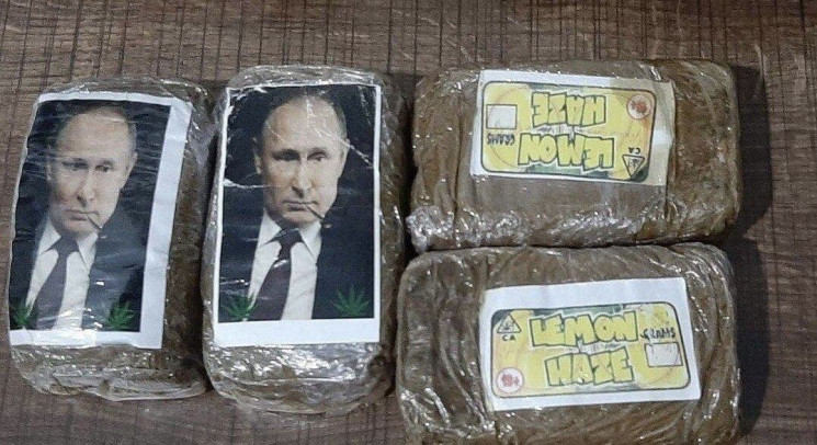 На пляже в Ливии нашли крупную партию гашиша с портретами Путина