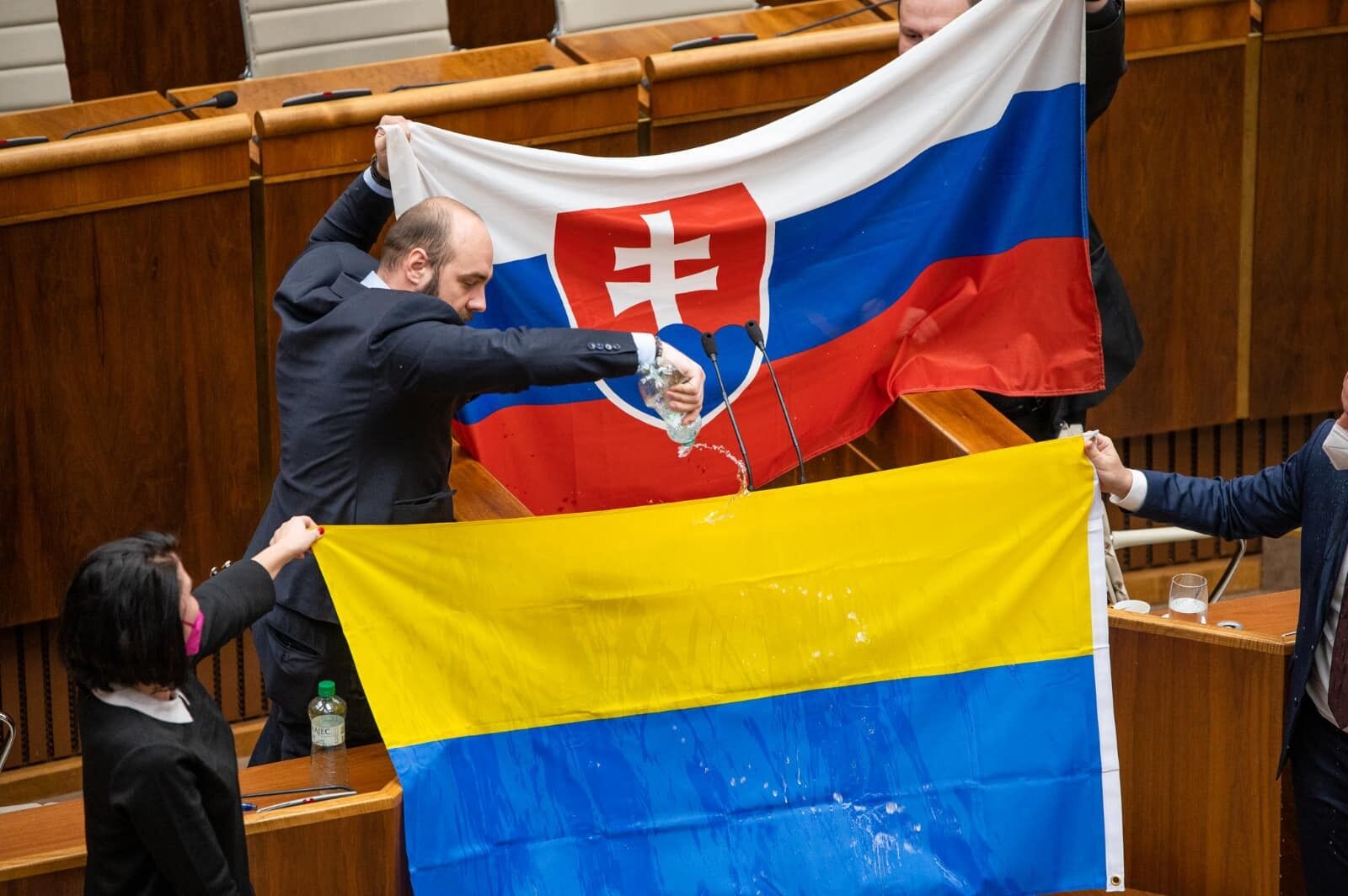 В Словакии депутат облил водой флаг Украины: все детали дипломатического скандала. Фото и видео