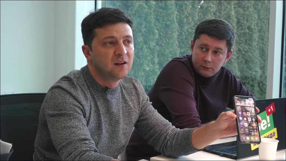 Почему Зеленский решил раздать смартфоны бабушкам – мнение