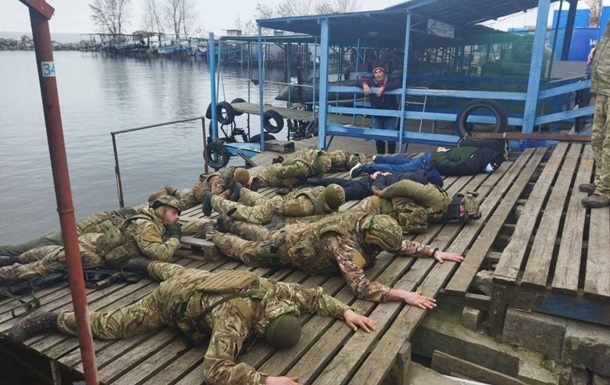 ✔️Украинцы вылавливают российских солдат и сдают их полиции. Оккупанты плачут и просят родителей забрать их домой. ВИДЕО