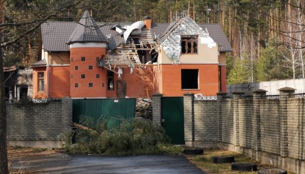 Крали навіть жіночі труси: як рашисти з-під Києва тікали