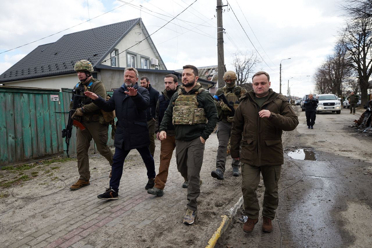 ⚡Зеленский приехал в Бучу. "Расстрельный подвал" в Буче и могила убитой старосты (Видео)