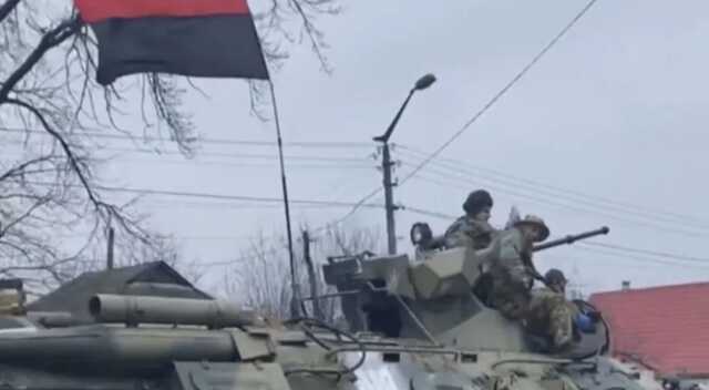 Российские оккупанты бросили свой БТР, когда узнали, что против них вышел воевать "Правый сектор". Видео
