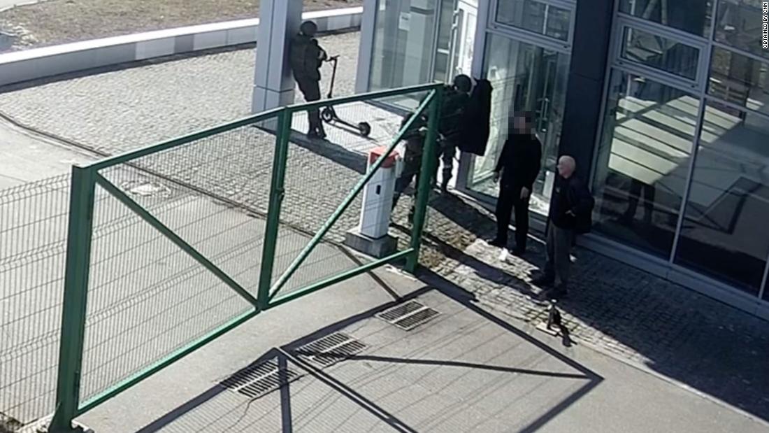 Выстрелили в спину: CNN показала видео расстрела оккупантами мирных граждан на Киевщине