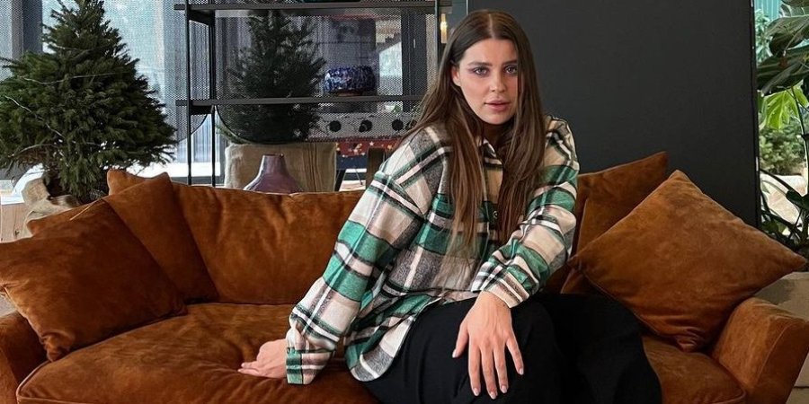 «Машину топорами побили. Батареи забрали». Солистка KAZKA Зарицкая рассказала, что российские оккупанты натворили в ее доме под Киевом