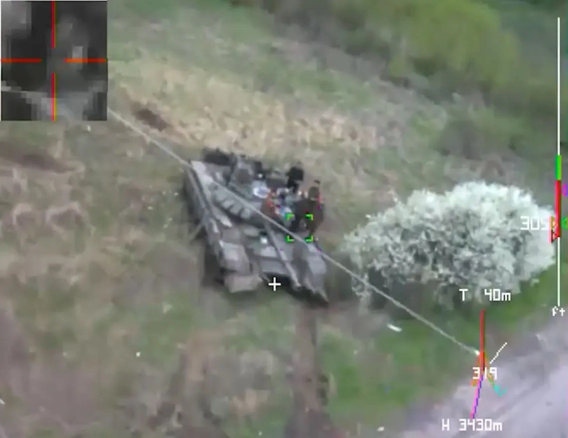 Switchblade в бою: ВСУ уничтожили два экипажа оккупантов, пока те на танке распивали алкоголь