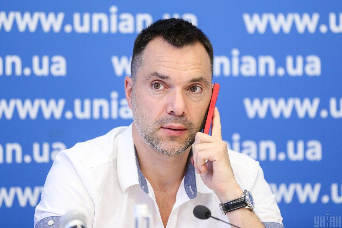 Арестович рассказал о "двух пальцах", которые РФ засунула Западу для отмены санкций