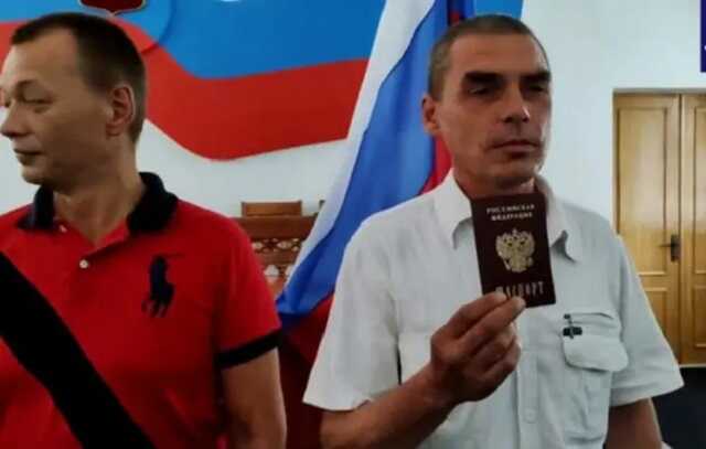 В Херсоне за российскими паспортами пришел коллаборант Сальдо и еще 22 человека