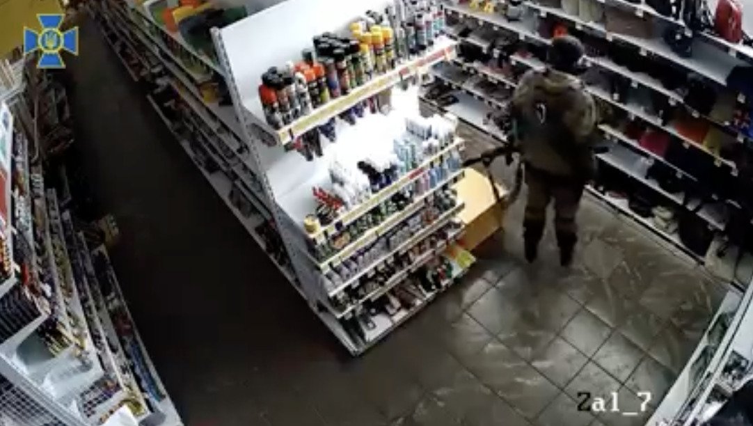 Воровали все, что видели: видео очередной «демилитаризации» магазина оккупантами в Сумской области