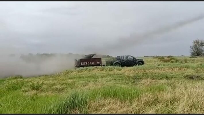 ВСУ создали высокомобильную РСЗО из пусковой установки от самолета, пикапа и прицепа с надписью «Бджоли»