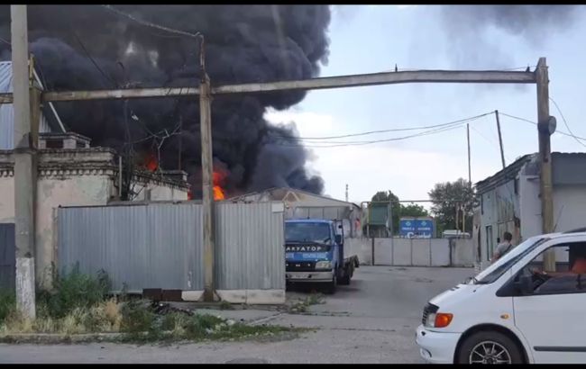 В Херсоне внезапно вспыхнули склады российских оккупантов: дым видно за километры