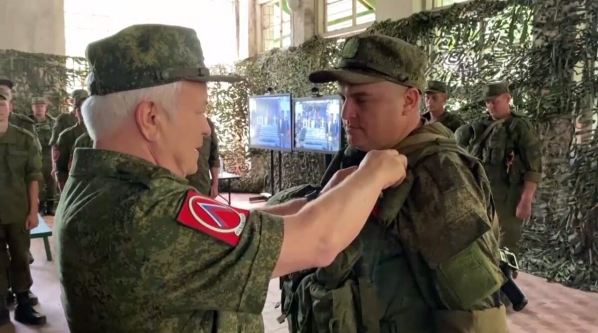 Новый символ войны?: Российские генералы начали носить красные шевроны с буквой «О»