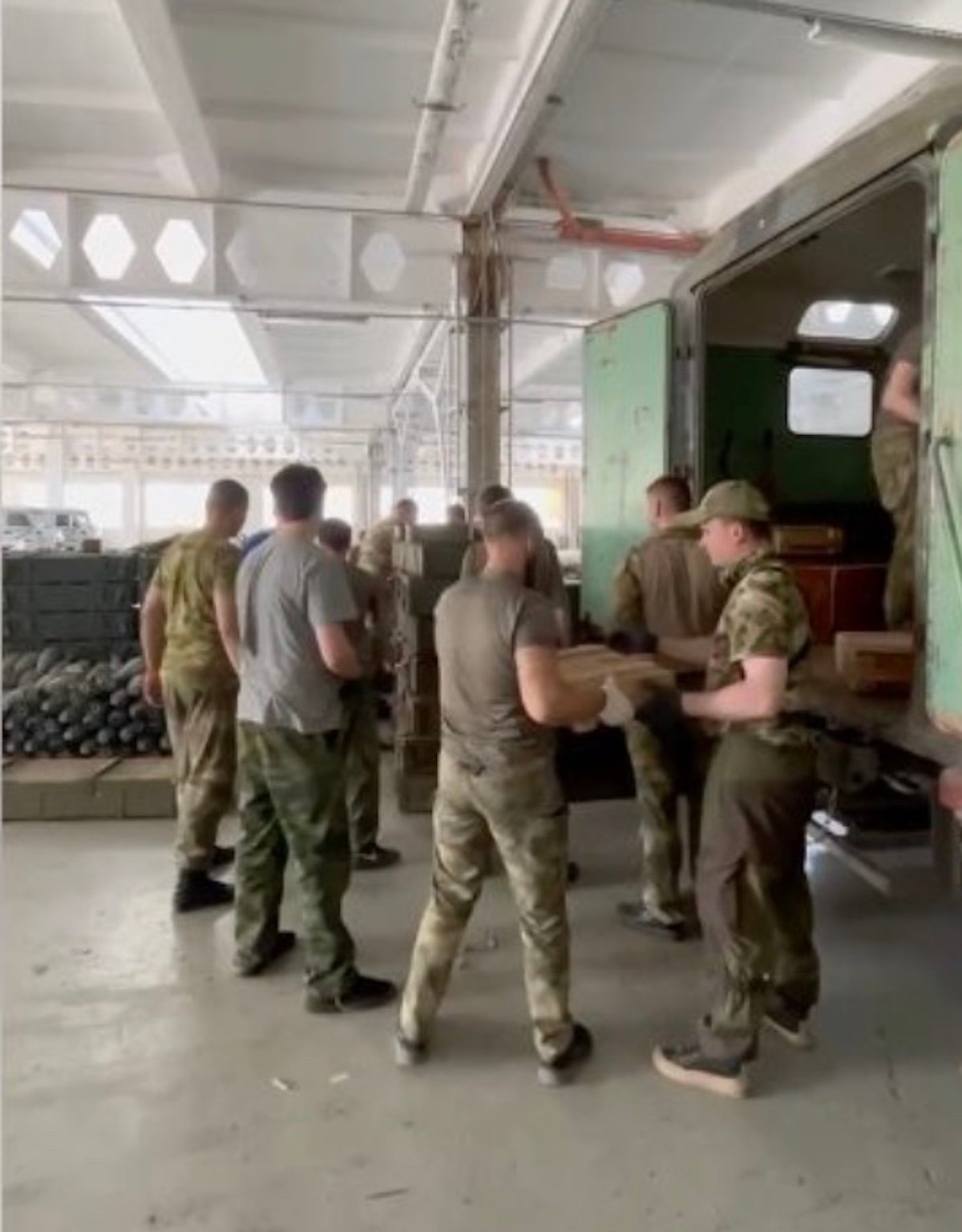 Склад оккупантов улетел в небеса после публикации видео оттуда. А сейчас "ДНРовцы", которые спалили контору, строчат соболезнования по погибшим