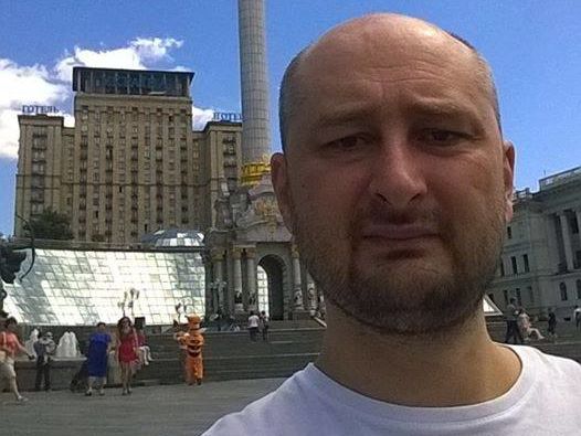 А. Бабченко - Дальнобойщик, который всем рассказал, что едет в Эстонию за дронами для армии РФ, сейчас сидит в тюрьме Таллинна в майке "Я русский". Ценю в людях ум