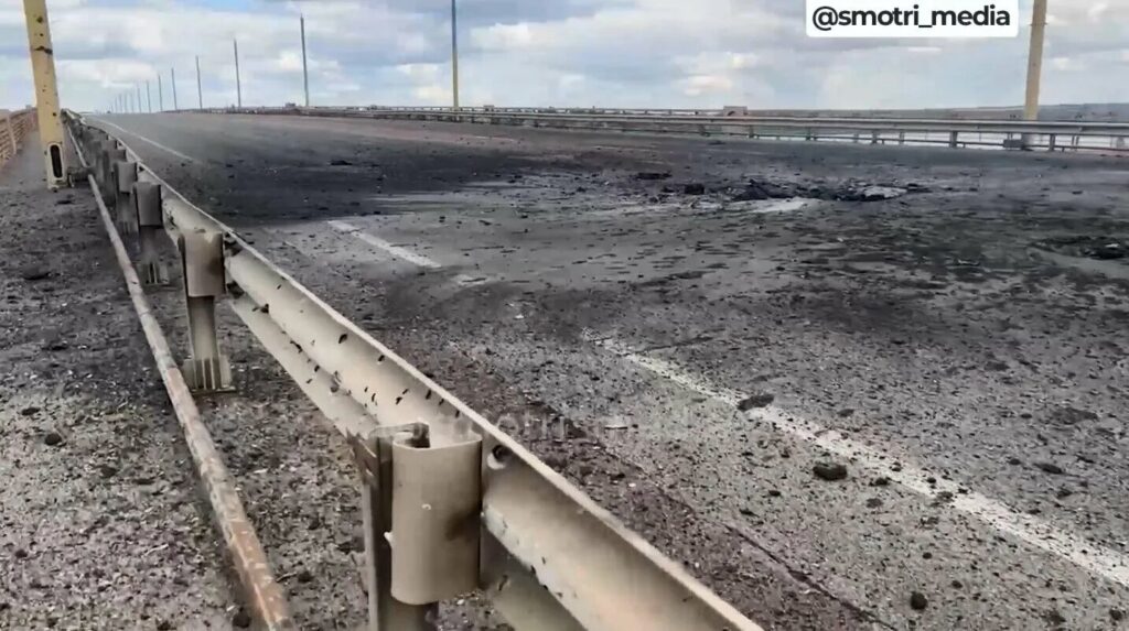 Повторный удар по Антоновскому мосту в Херсоне. Оккупанты показали последствия — видео