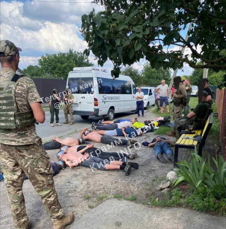 В селе под Киевом поймали группу диверсантов: фото, видео и первые подробности