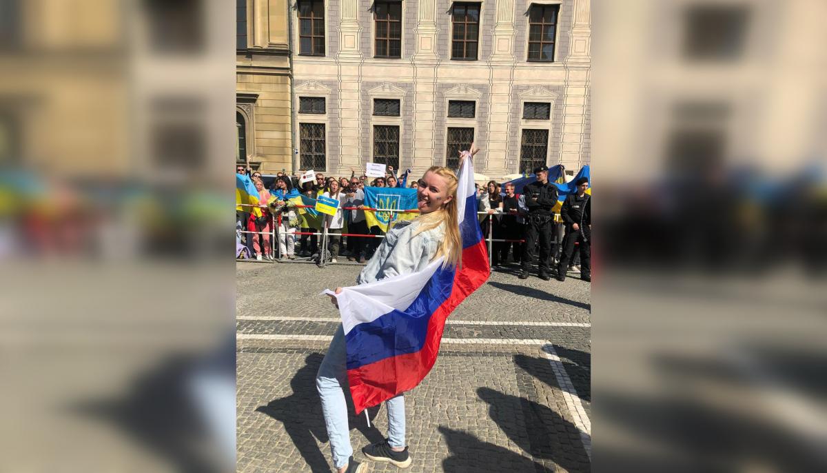 Умалишённая рашистская блохерша, создает провокационные ситуации и публикует видео с оскорблениями украинцев