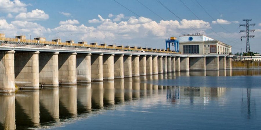 «Непригоден для использования». ВСУ ударили по мосту в районе Каховской ГЭС (ВИДЕО)