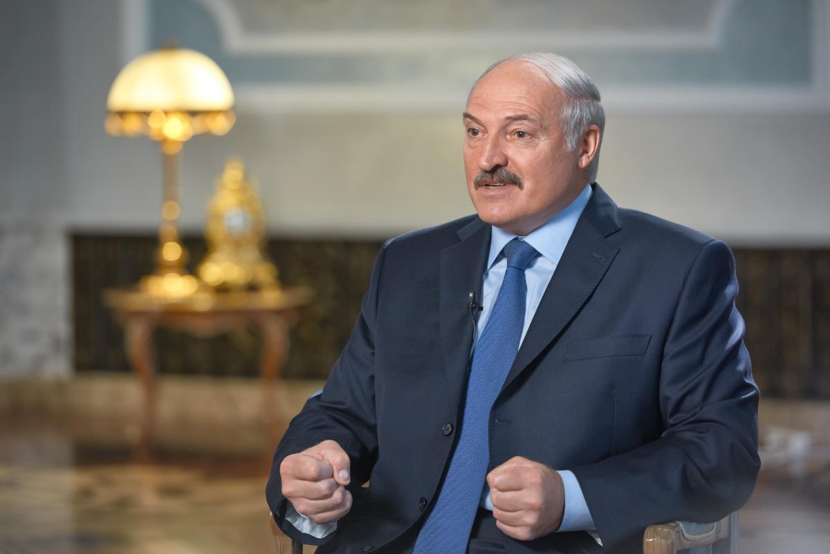 ✔️"Что тут свое?": Лукашенко устроил истерику из-за мотоцикла "Минск" из китайских деталей (видео)