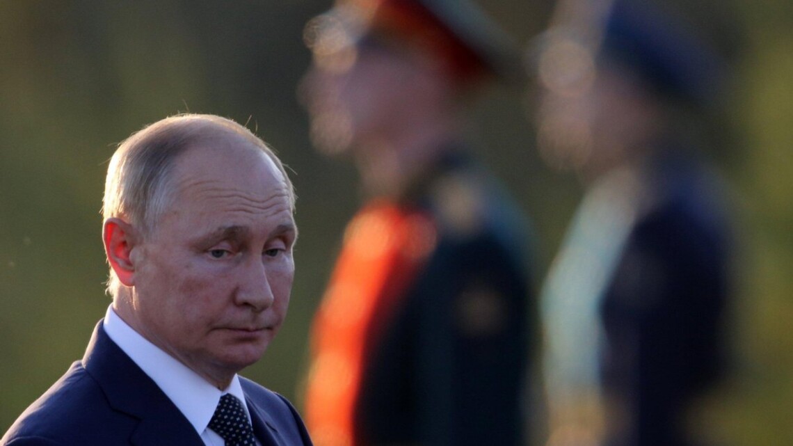 Путин обеими ручонками цепляется за жизнь, но скоро россиянам покажут танец маленьких лебедей - Андрей Пионтковский