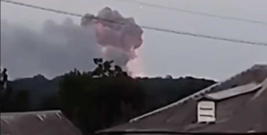 ⚡️В Белгородской области горит и детонирует склад с боеприпасами, жителей эвакуируют (Видео)