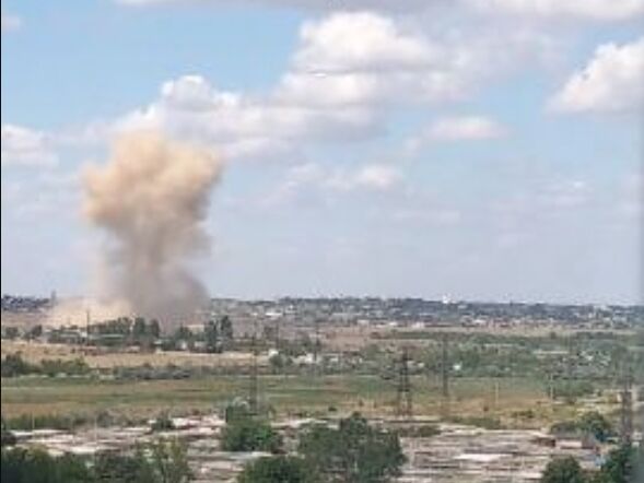 На Антоновском мосту в Херсоне взрывы, а в Чернобаевке детонирует боекомплект. Видео