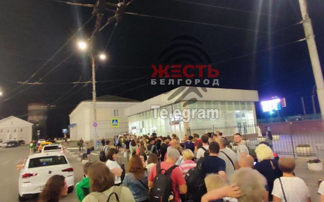 В российском Белгороде слышны взрывы, на железнодорожном вокзале огромные очереди, чтобы выехать из города (ВИДЕО)