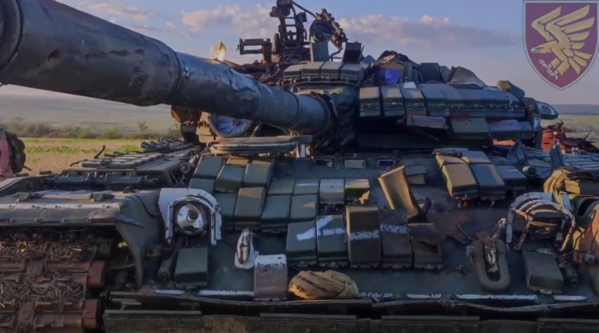 Украинские десантники показали новый трофей - "парадный" Т-80 оккупантов (видео)