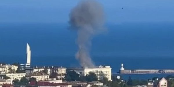 В центре Севастополя слышны взрывы и поднимается дым