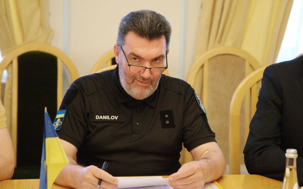 Данилов потроллил Медведева за ультиматум о "капитуляции Украины" и посоветовал искать "саддамовский бункер"
