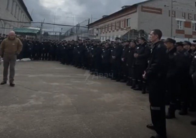 «А я вас живыми забираю. Но не всегда живыми возвращаю»: Появилось видео, как «повар Путина» вербует заключенных