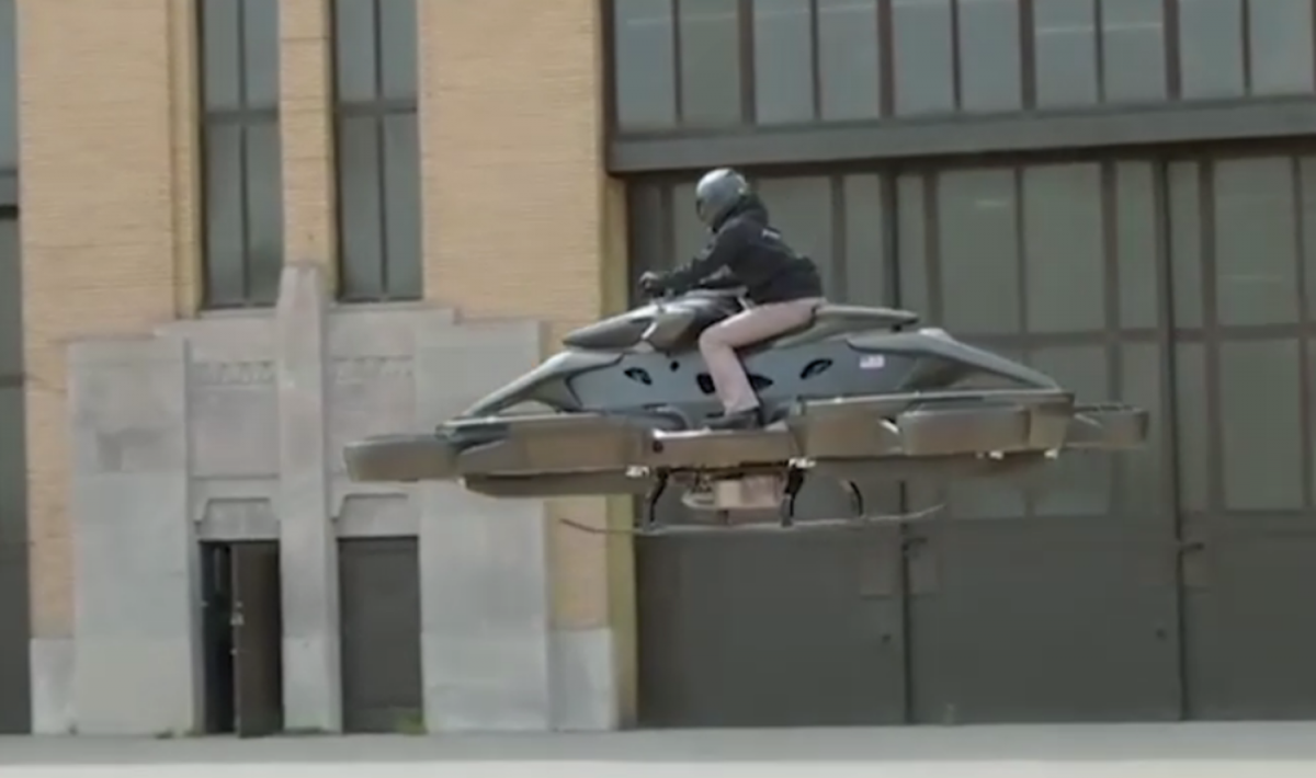 Первый в мире ховербайк: в США представили летающий мотоцикл (видео)