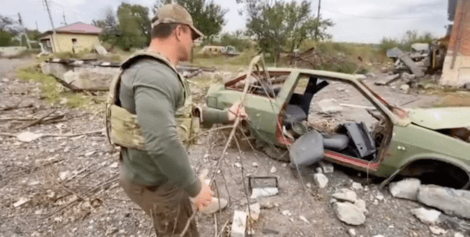 В сети показали, как нардеп Тищенко палкой "разминирует" территорию (видео)