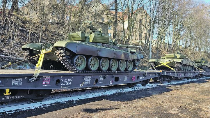 Министр обороны: Чехия передаст Украине тяжелую технику
